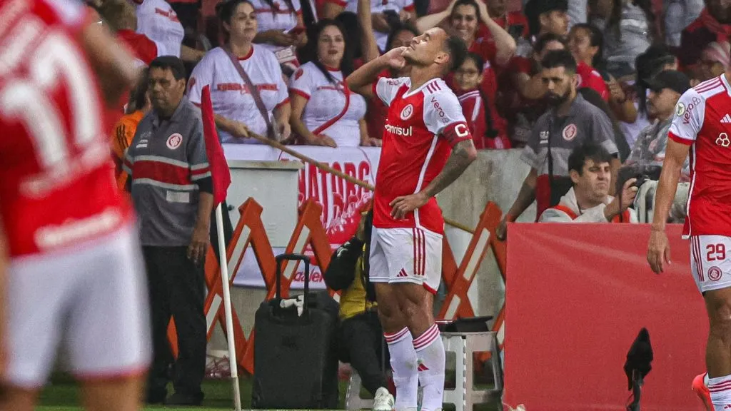Alan Patrick comemora gol pelo Internacional. Foto: Maxi Franzoi/AGIF