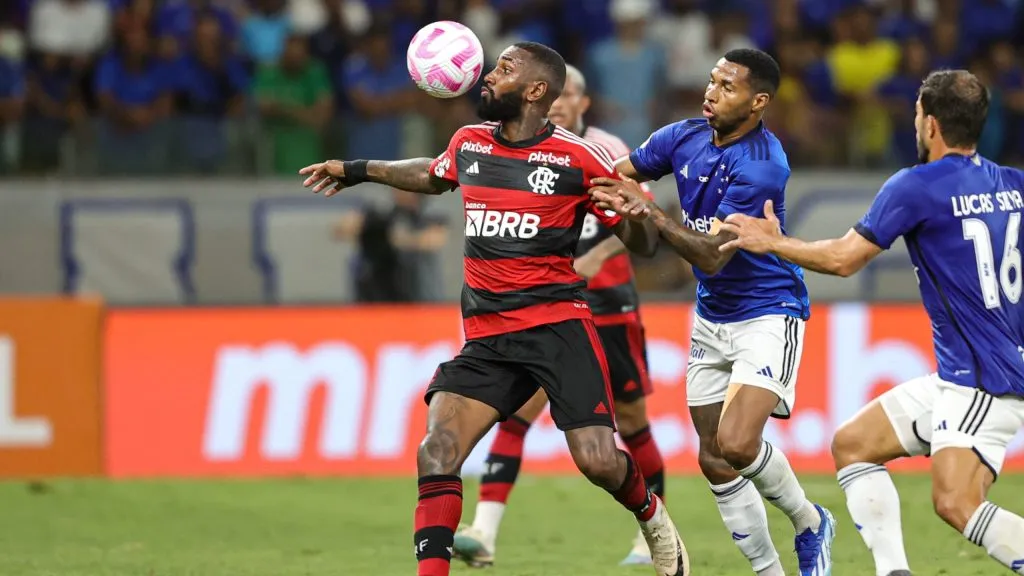 Gerson jogador do Flamengo durante partida contra o Cruzeiro pelo Campeonato Brasileiro A 2023. Foto: Gilson Lobo/AGIF