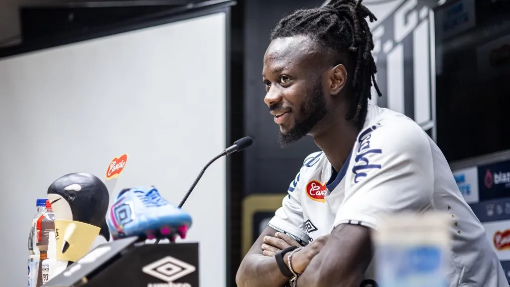 Yusupha Njie em sua apresentação na Vila. O gambiano ainda não jogou – Fotos: Raul Baretta/ Santos FC.