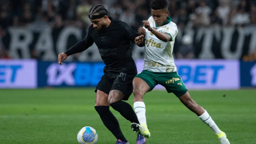 Memphis Depay disputando lance. Foto: Ronaldo Barreto/Thenews2/Imago Images