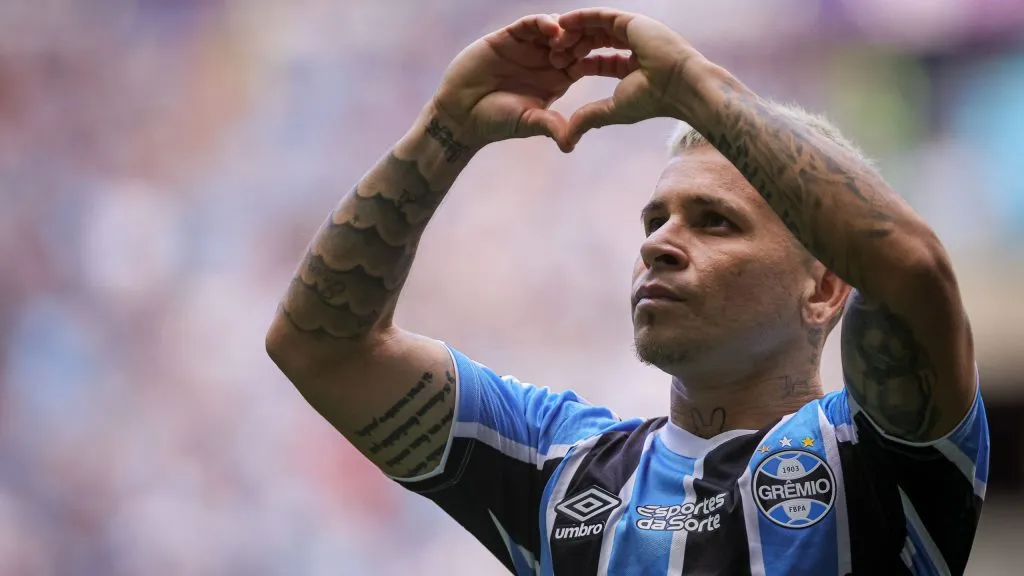 Soteldo jogador do Grêmio comemora seu gol durante partida contra o Atlético-GO pelo Campeonato Brasileiro A 2024. Foto: Maxi Franzoi/AGIF