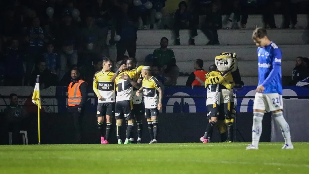 Criciúma venceu o Cruzeiro no primeiro turno - Foto: Leonardo Hübbe/AGIF.