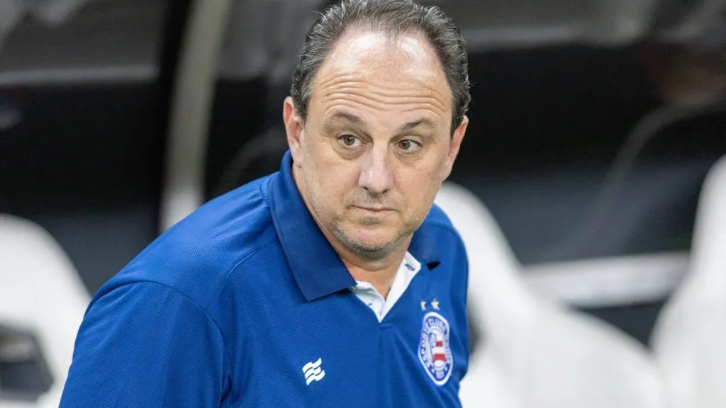 Rogério Ceni acompanha partida do Bahia