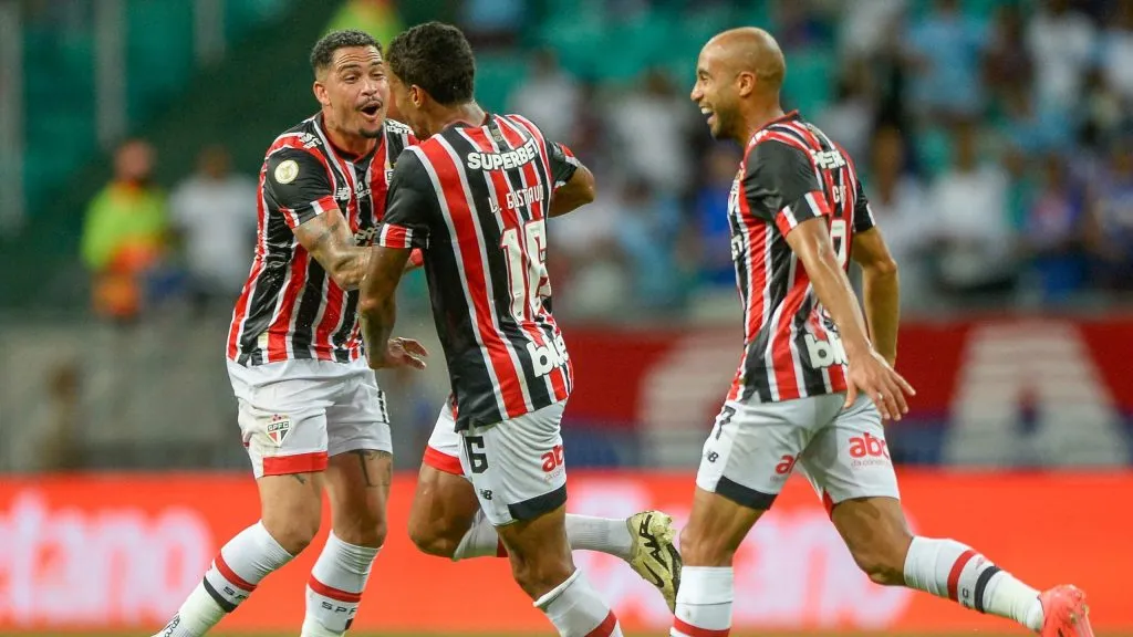 BA – SALVADOR – 05/11/2024 – BRASILEIRO A 2024, BAHIA X SAO PAULO – Luiz Gustavo jogador do Sao Paulo comemora seu gol com jogadores do seu time durante partida contra o Bahia no estadio Fonte Nova pelo campeonato Brasileiro A 2024. Foto: Jhony Pinho/AGIF