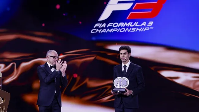 Gabriel Bortoleto em cerimônia da Fórmula 3