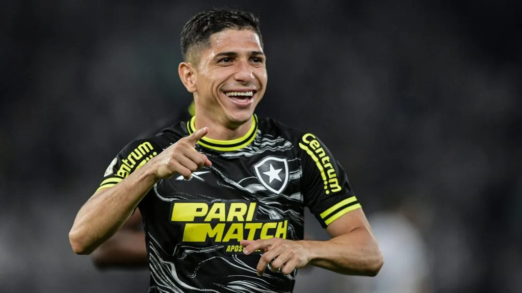 Savarino  comemora seu gol durante partida contra o Vasco – Foto: Thiago Ribeiro/AGIF