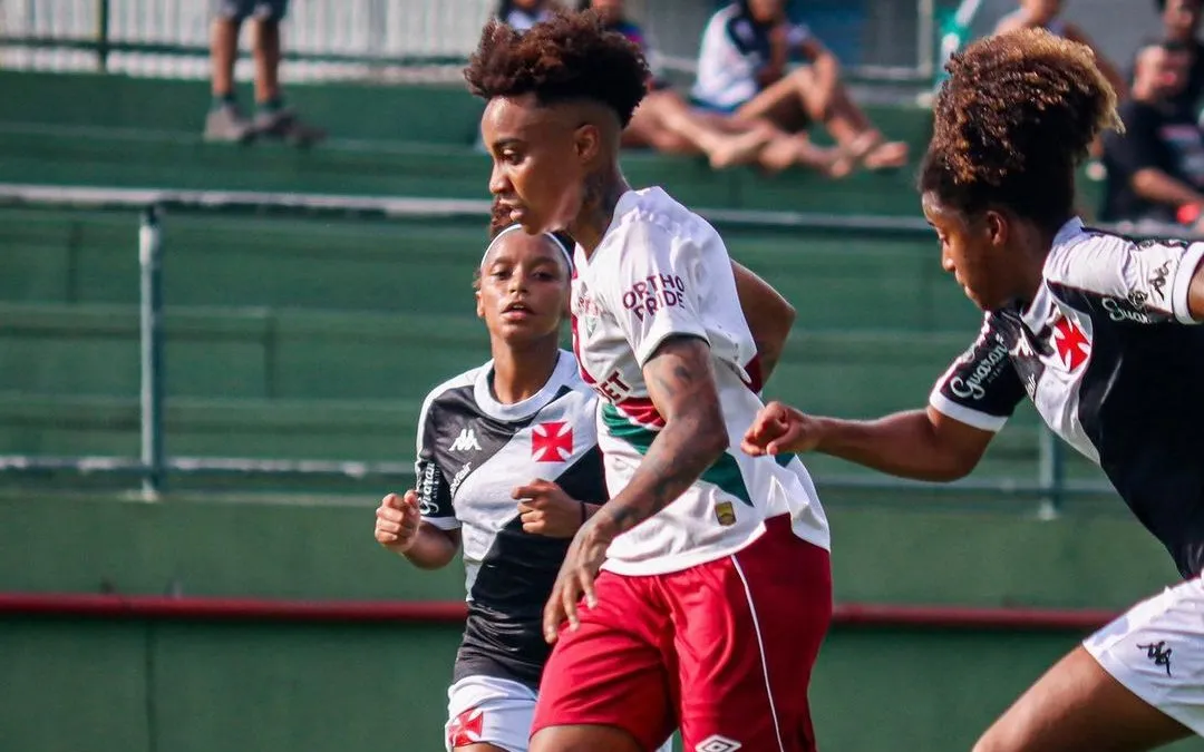 Jogadoras, do Fluminense disputa lance com a rival do Vasco no jogo de ida do Campeonato Carioca. Foto: Marina Garcia/FFC