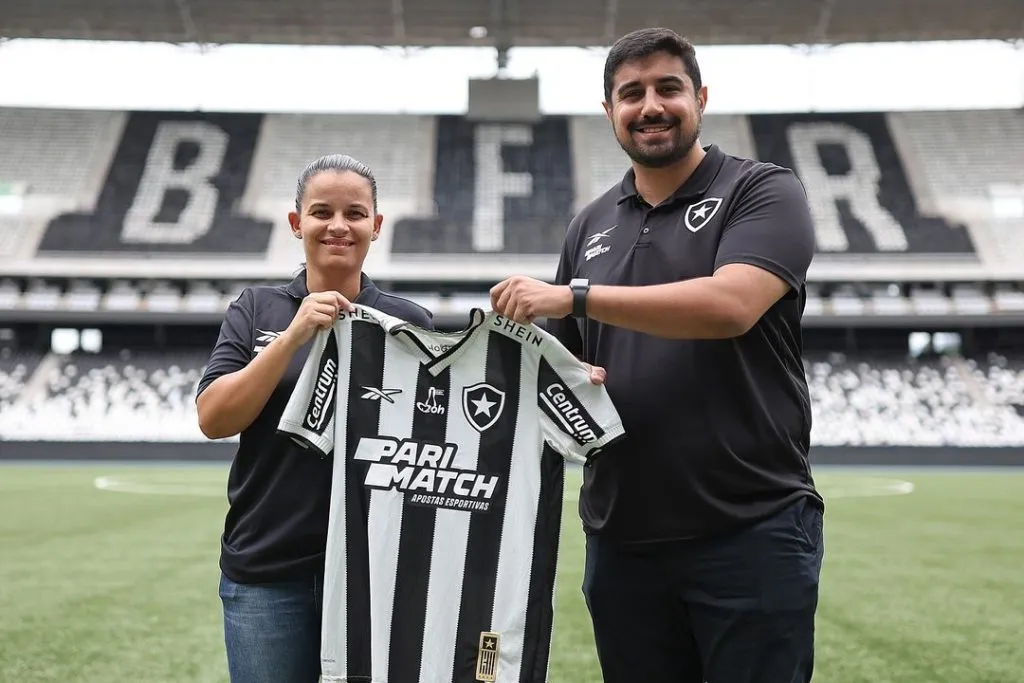 Roberta Batista, nova coordenadora metodológica do Botafogo, visita as instalações do clube ao lado do gerente Caio Barroco Foto: Vítor Silva/ BFR