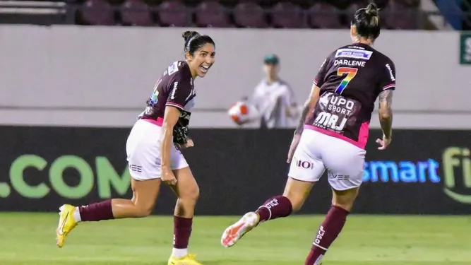 Katiuscia, jogadora da Ferroviária em ação