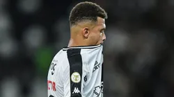 RJ - RIO DE JANEIRO - 05/11/2024 - BRASILEIRO A 2024, BOTAFOGO X VASCO - Joao Victor jogador do Vasco recebe cartao vermelho do arbitro durante partida contra o Botafogo no estadio Engenhao pelo campeonato Brasileiro A 2024. Foto: Thiago Ribeiro/AGIF
