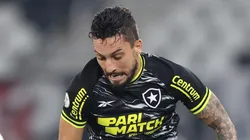 Alex Telles brilha na vitória do Botafogo sobre o Vasco. Foto: Vítor Silva/BFR