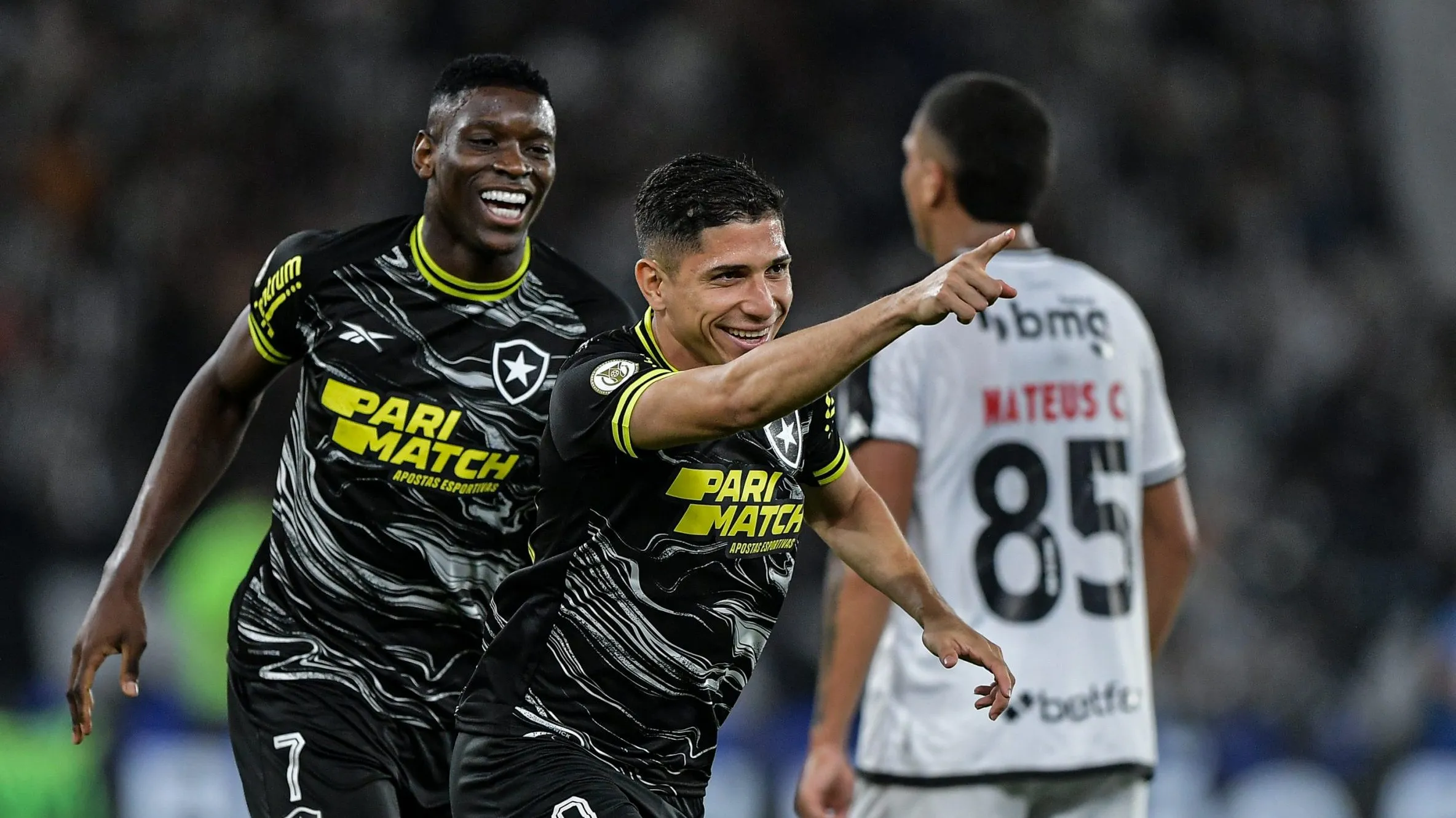 Foto: Thiago Ribeiro/AGIF – Savarino e Luiz Henrique fizeram os outros gols do clássico