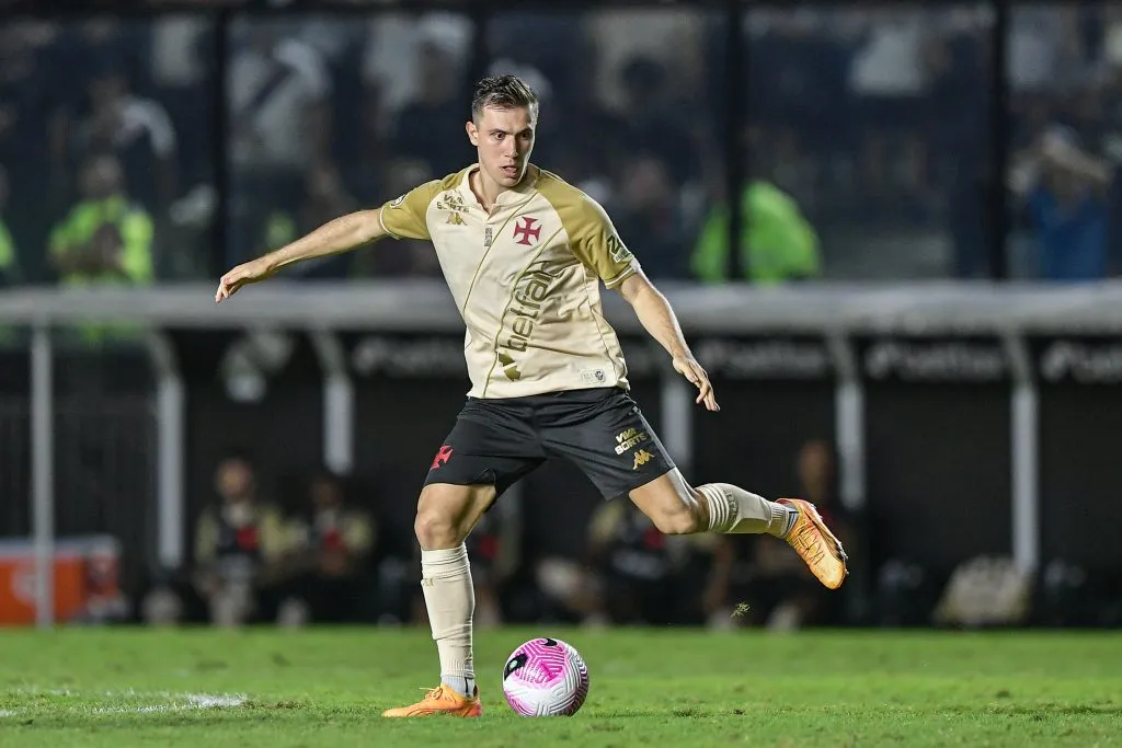 Lucas Piton consegue “se salvar” em noite tenebrosa do Vasco no Nilton Santos. Foto: Thiago Ribeiro/AGIF