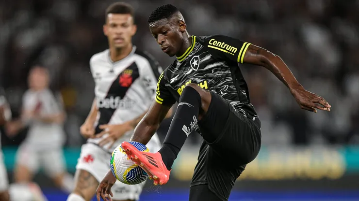 RJ - RIO DE JANEIRO - 05/11/2024 - BRASILEIRO A 2024, BOTAFOGO X VASCO - Luiz Henrique jogador do Botafogo durante partida contra o Vasco no estadio Engenhao pelo campeonato Brasileiro A 2024. Foto: Thiago Ribeiro/AGIF