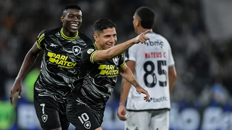 Savarino jogador do Botafogo comemora seu gol durante partida contra o Vasco pelo Campeonato Brasileiro A 2024. Foto: Thiago Ribeiro/AGIF