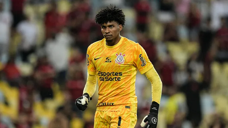 Hugo Souza em partida contra o Flamengo