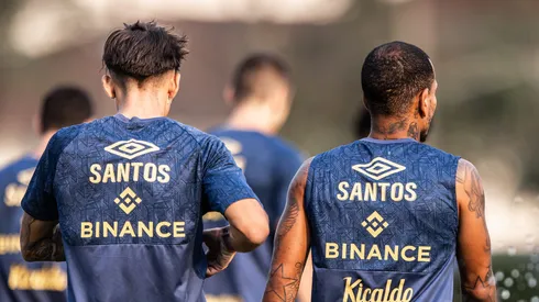 Laquintana (à esquerda) não convenceu Carille e vai voltar ao Bragantino - Foto: Raul Baretta/Santos FC