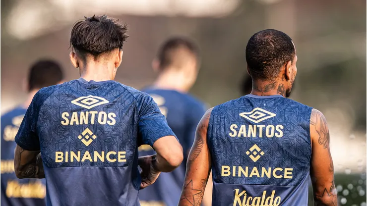 Laquintana (à esquerda) não convenceu Carille e vai voltar ao Bragantino - Foto: Raul Baretta/Santos FC