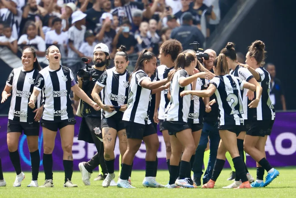Jogadoras do Corinthians comemoram vitoria ao final da partida contra o Sao Paulo e Fiel presente Neo Química Arena durante a final do Brasileirão Feminino 2024. Foto: Marcello Zambrana/AGIF