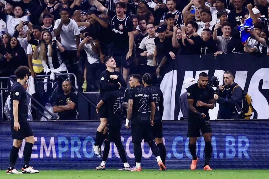 Atletas do Timão comemorando gol contra o Palmeiras