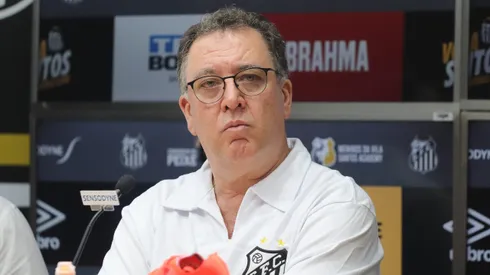 Presidente do Santos durante coletiva de imprensa