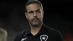 Artur Jorge, técnico do Botafogo, é informado sobre desfalque de última hora no Vasco