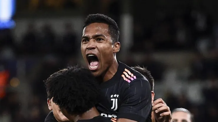 Alex Sandro em açao com a camisa da Juventus.