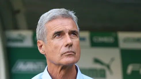 Luís Castro durante jogo do Botafogo contra o Palmeiras, no Brasileirão 2023.