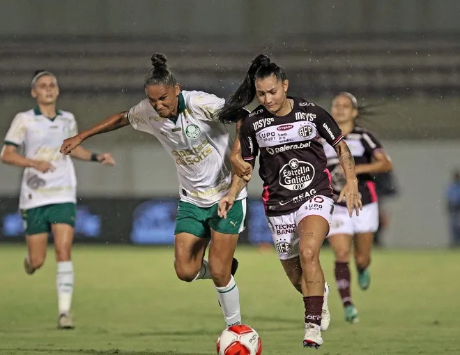 Jogadora do Palmeiras segura Micaelly para impedir sua aproximação ao gol no jogo de ida do Paulistão na Fonte Luminosa Foto: Célio Messias/Ag. Paulistão/Centauro