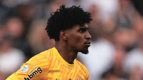 Hugo Souza, goleiro do Corinthians, enfrentando o Flamengo no Brasileirão