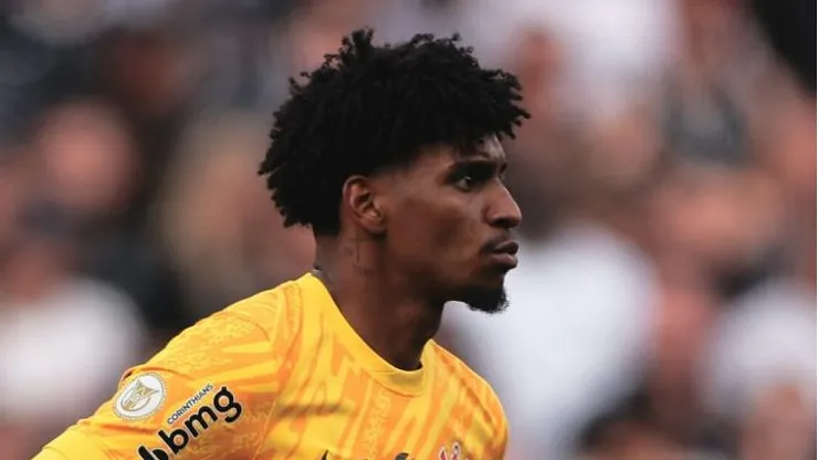 Hugo Souza, goleiro do Corinthians, enfrentando o Flamengo no Brasileirão