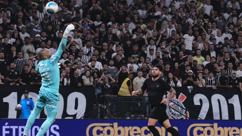 Weverton falhou em lance com Yuri Alberto - Foto: Ettore Chiereguini/AGIF.