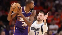 Kevin Durant e Luka Doncic em duelo pela temporada regular da NBA (Foto: Christian Petersen/Getty Images)