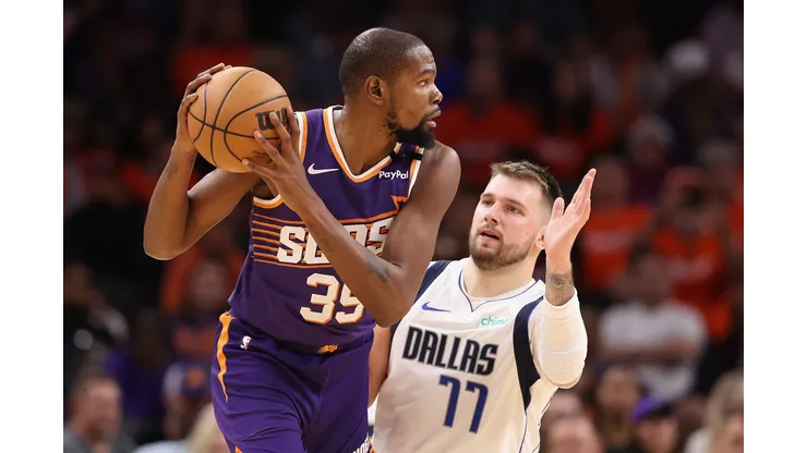Kevin Durant e Luka Doncic em duelo pela temporada regular da NBA (Foto: Christian Petersen/Getty Images)