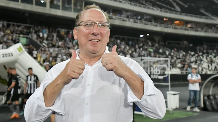 John Textor dono do Botafogo durante partida contra o Fortaleza no Estádio Nilton Santos. Foto: Thiago Ribeiro/AGIF
