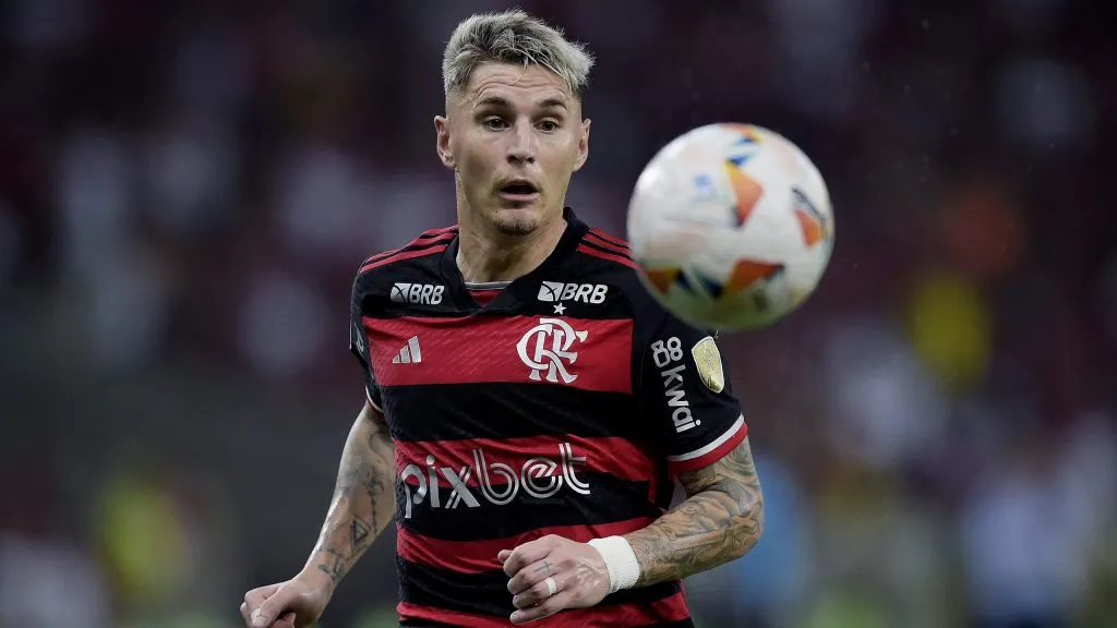 Varela deve deixar o Flamengo em 2025 –  Foto: Alexandre Loureiro/AGIF