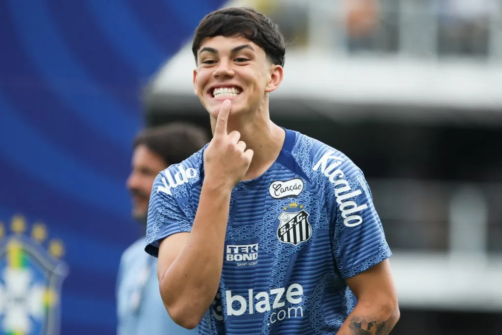 JP Chermont jogador do Santos durante aquecimento antes da partida contra o Vila Nova-GO no estadio Vila Belmiro pelo campeonato Brasileiro B 2024. Foto: Reinaldo Campos/AGIF