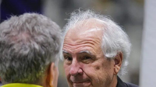 Foto: Allan Calisto/Fotoarena – Rubens Menin, um dos donos da SAF Alvinegra, pede valor alto para liberar o zagueiro argentino.