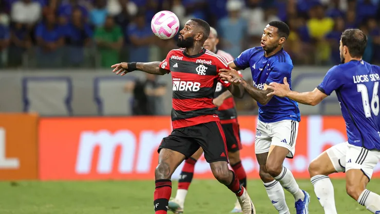 Gerson jogador do Flamengo durante partida contra o Cruzeiro no Estádio Mineirão pelo Campeonato Brasileiro A 2023. Foto: Gilson Lobo/AGIF