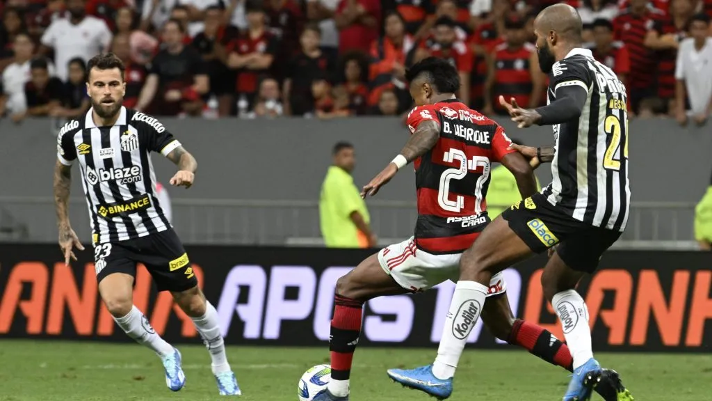 Bruno Henrique foi expulso na partida - Foto: Mateus Bonomi/AGIF.