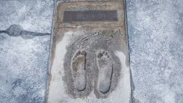 Placa em homenagem a Roger Machado após restauro feito por conta do vandalismo – Foto: Caroline Motta/Grêmio FBPA