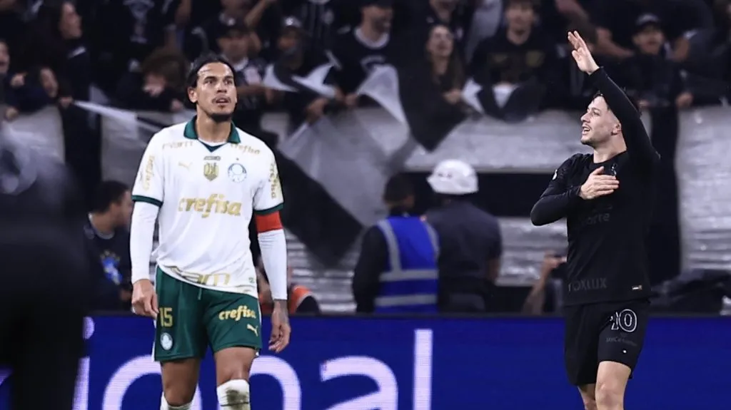 Rodrigo Garro e Gustavo Gómez no clássico. Foto: Marcello Zambrana/AGIF