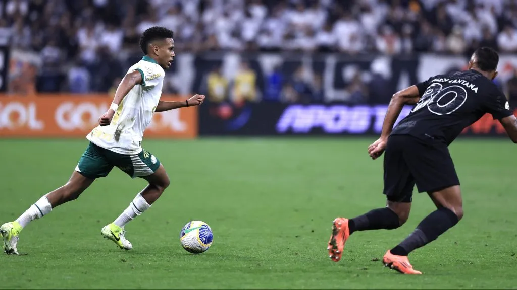 Estêvão em ação no Derby. Cria foi poupada de críticas pela torcida. Foto: Marcello Zambrana/AGIF