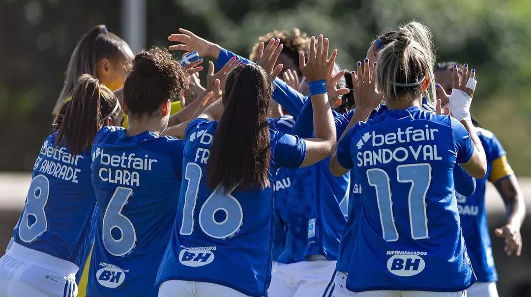 Limpia Fretes e Fabi Sandoval, do Cruzeiro comemoram vitória de 4 a 0 sobre o Atlético no jogo de ida pela semifinal do Campeonato Mineiro. Foto: Gustavo Martins/Cruzeiro/WP Assessoria Esportiva