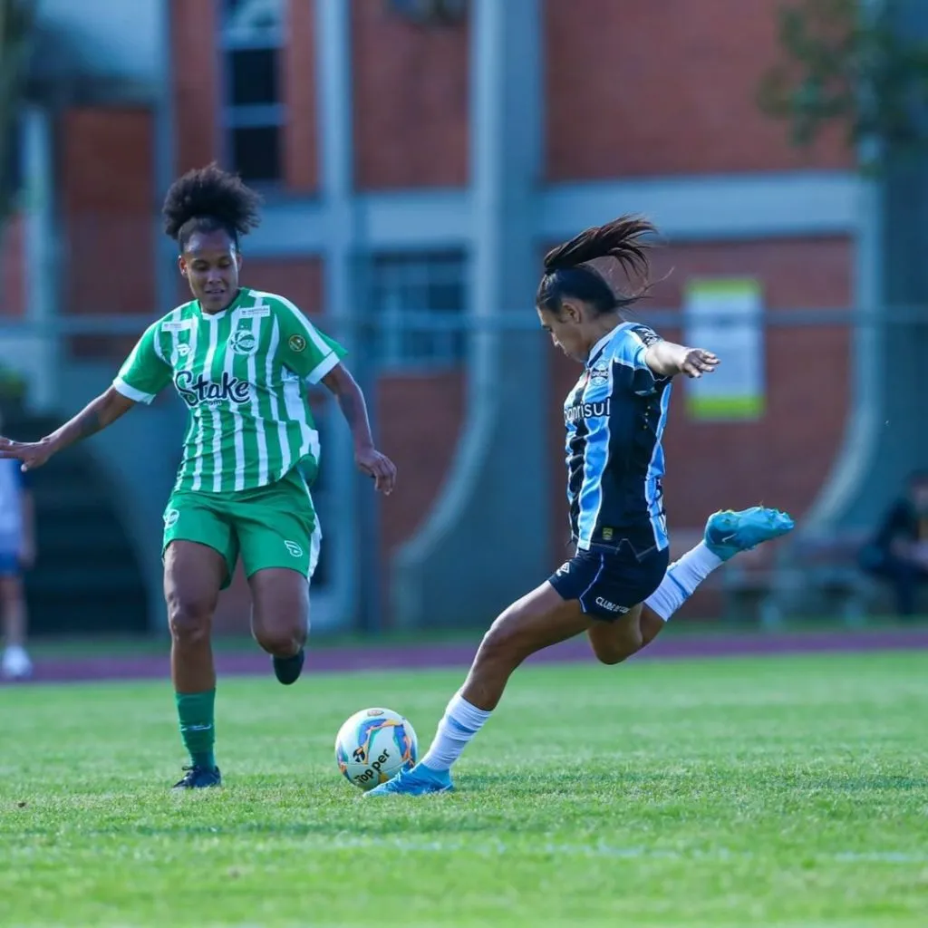 Jogadora do Grêmio, chuta a gol durante partida contra o Juventude na primeira etapa do Gaúchão Feminino 2024. Foto: Angelo Pieretti/Grêmio