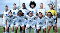Jogadoras, do Cruzeiro posam para foto oficial antes do clássico Campeonato Mineiro 2024
