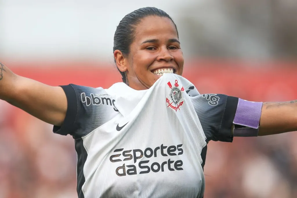Vic Albuquerque. jogadora do Corinthians comemora gol durante partida contra o Palmeiras no Caninde pelo campeonato Brasileiro A Feminino 2024. Foto: Reinaldo Campos/AGIF