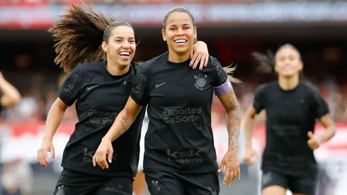 Vic Albuquerque, do Corinthians comemora golaço da equipe e sua marca pessoal no jogo de ida das semifinais do Paulistão Feminino contra o São Paulo