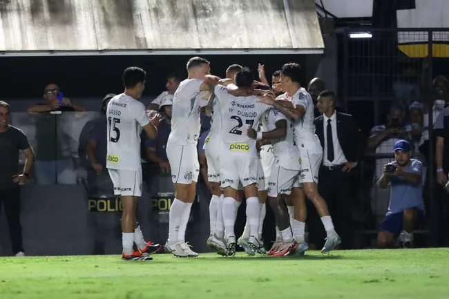 Jogadores do Santos comemorando gol diante do Vila Nova