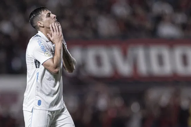 Pavón sofre com lesões em sua primeira temporada pelo Imortal